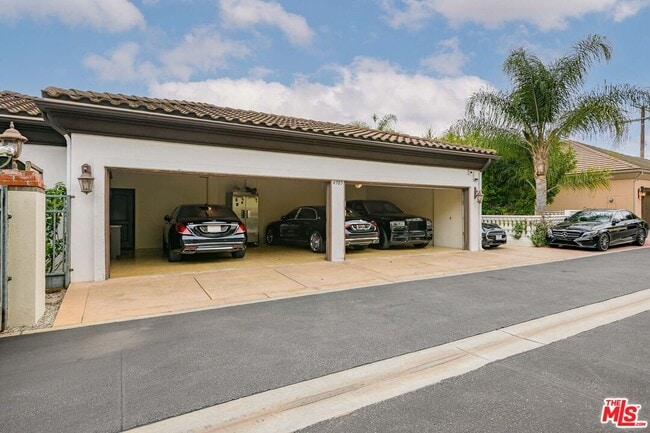 Building Photo - 4705 Los Feliz Blvd