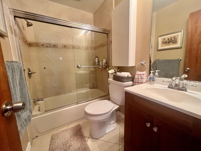 Building Photo - 2 Bed/1Bath/1 Car Garage Home
