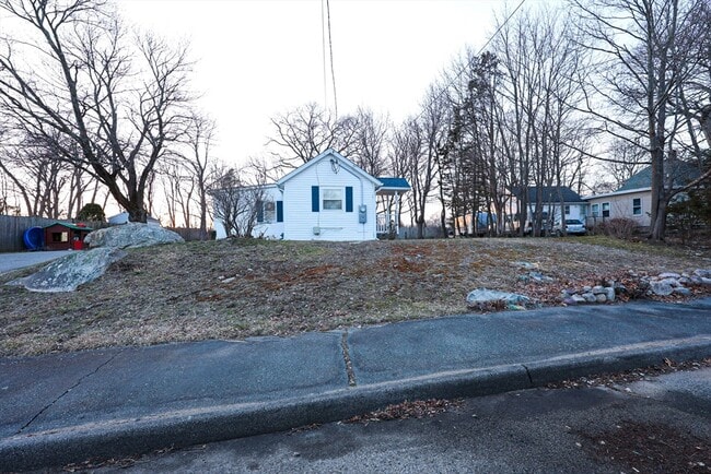 Building Photo - 85 Oak St