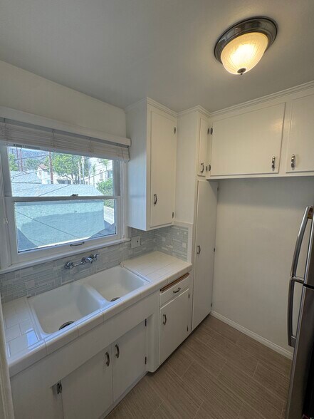 Building Photo - 554 E Cypress Ave