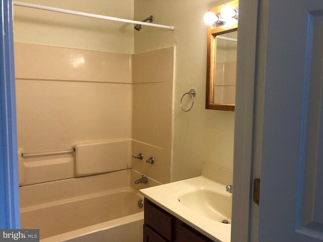 Building Photo - 531 S Ann St