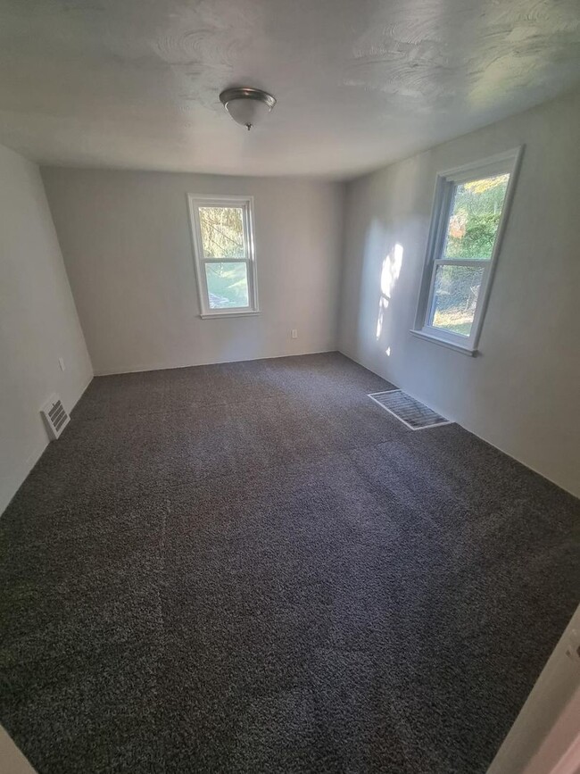 Building Photo - Spacious Newly Renovated 3BD 1 1/2BA House