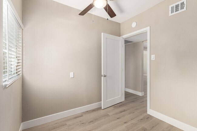 Building Photo - 4519 N 8th Pl