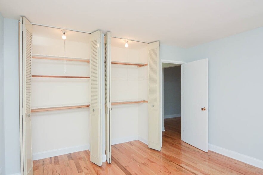 Building Photo - 515 W Briar Pl