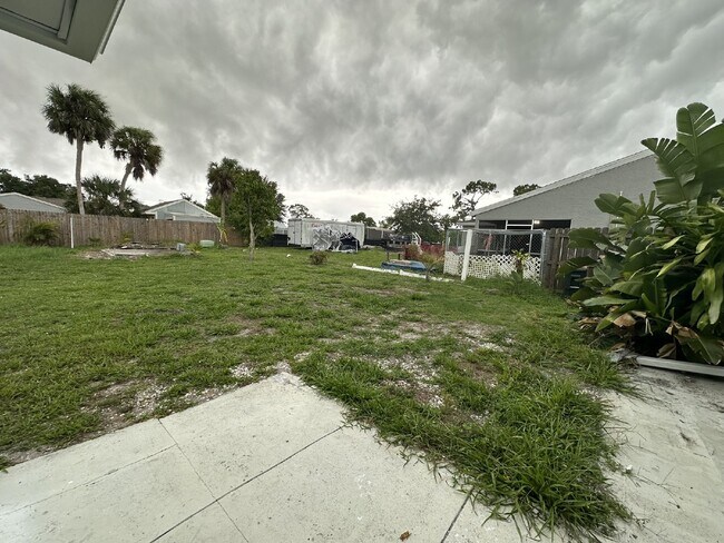 Building Photo - "Charming 2-Bed, 2-Bath North Port Retreat"