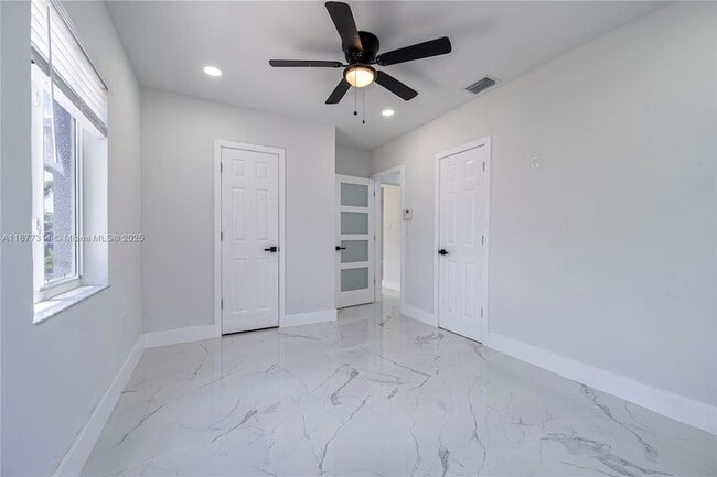Building Photo - 921 NW 30th Ct