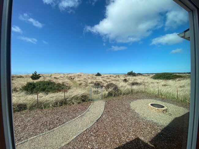 Building Photo - LONG BEACH VACATION HOME BY THE MONTH - VIEW & BEACH ACCESS