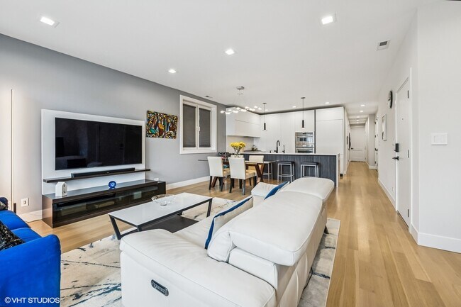 Building Photo - 2149 W Belmont Ave