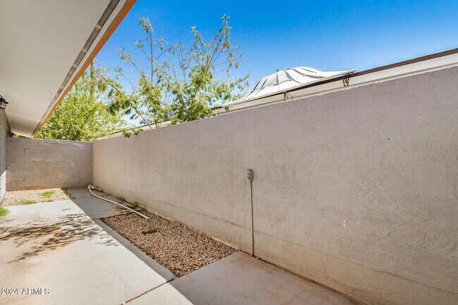 Building Photo - 1118 S McClintock Dr