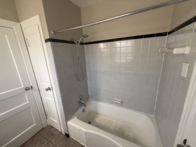 Building Photo - 1621 Glenview Ave