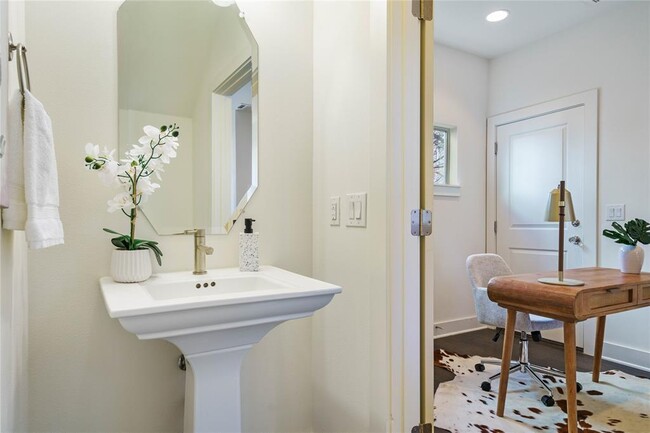 Building Photo - 2708 Halcyon Dr