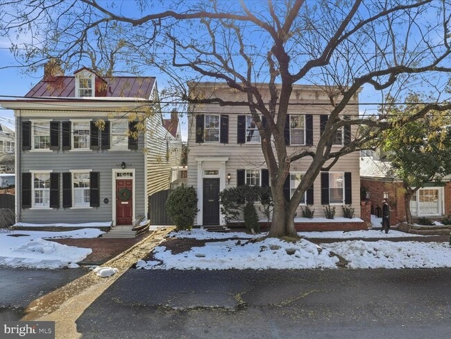 Building Photo - 210 Gibbon St