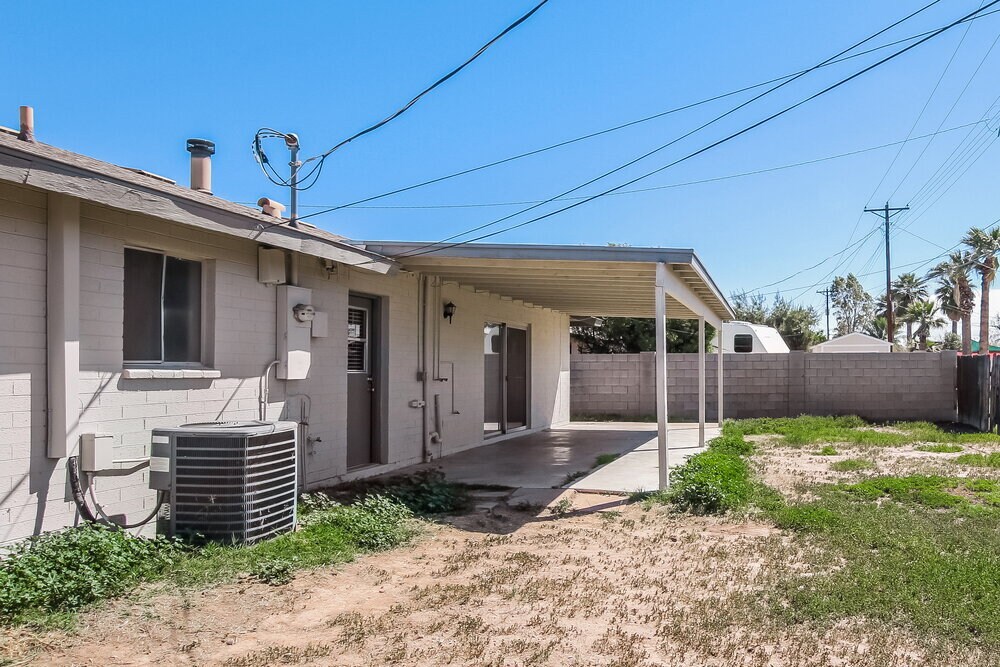 Building Photo - 8037 E Oak St