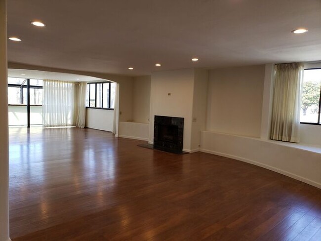 Building Photo - SPACIOUS LA JOLLA APARTMENT HOME