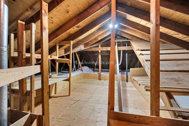 Building Photo - Move in by June 15 and get 2 weeks FREE! Charming Beaverton Home with Fireplace, Deck, and Attach...