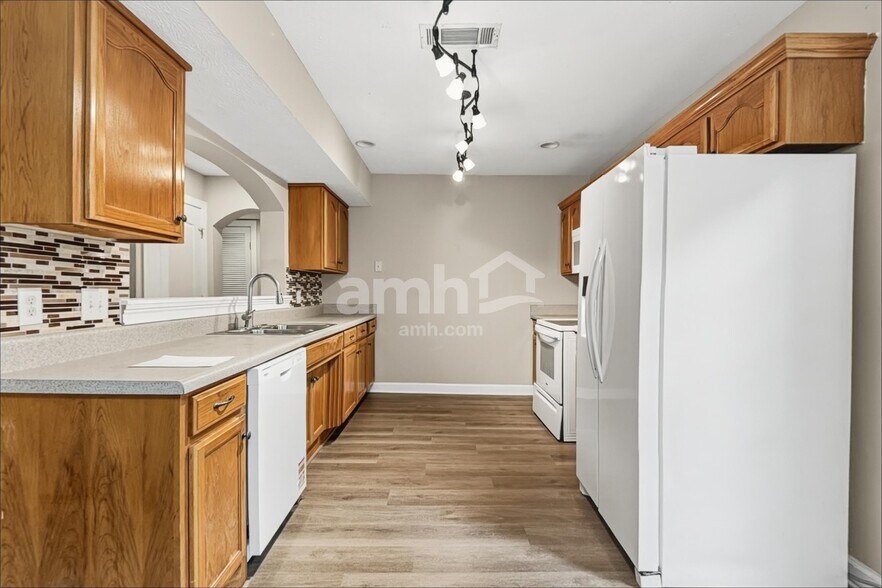 Building Photo - 612 Pointe Clear Dr