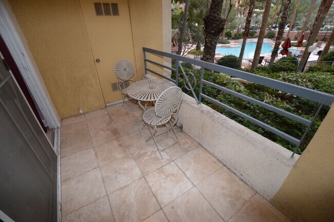 Building Photo - Meridian Luxury 1 Bed | 1 Bath Furnished C...