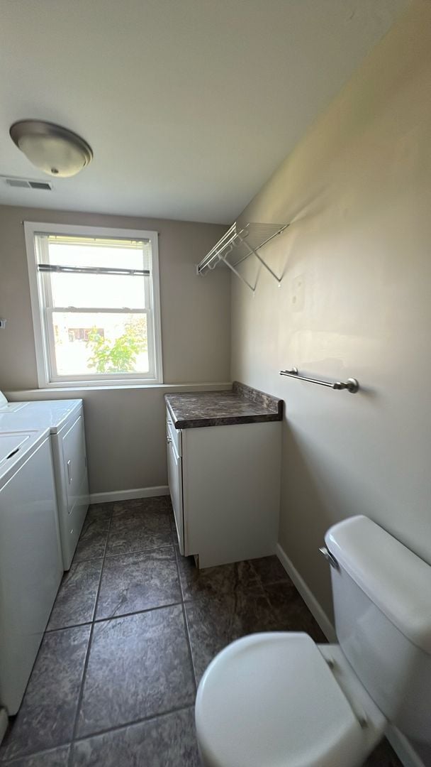 Building Photo - 4 bedrooms 2 bathrooms Duplex in Washington