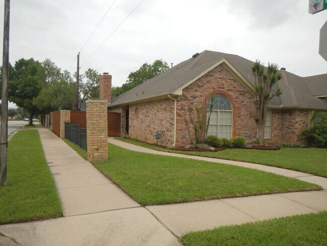 Building Photo - Amazing home - minutes from Grapevine Main...
