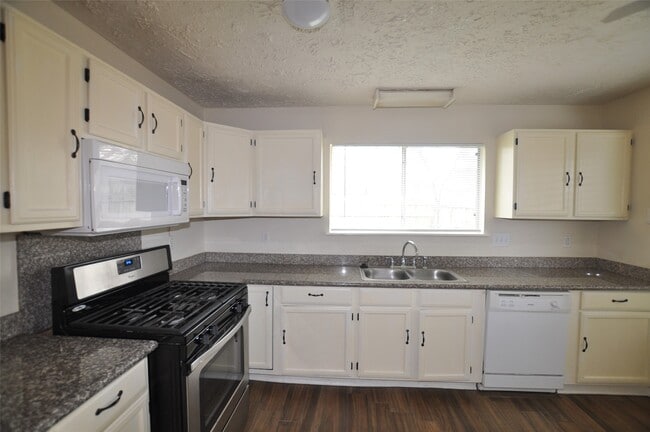 Building Photo - 2706 Sunbird Dr