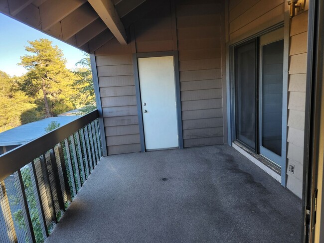 Building Photo - Beautifully updated 2 bed / 2 bath at 4 Seasons North