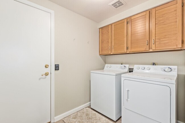 Building Photo - Charming 2-Bedroom Townhome in Scottsdale Racquet Club