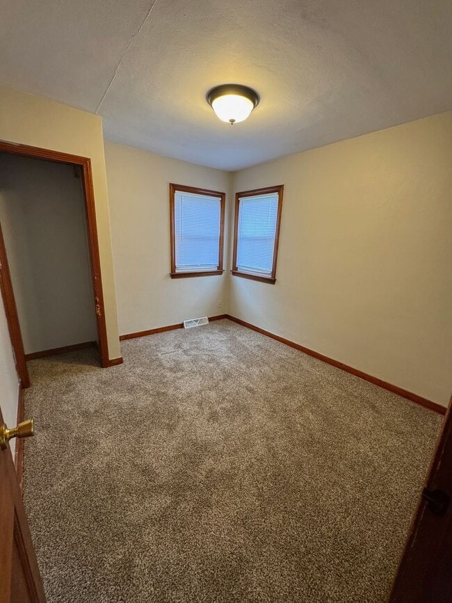 Building Photo - Two Bedroom One Bathroom Home in Machesney...