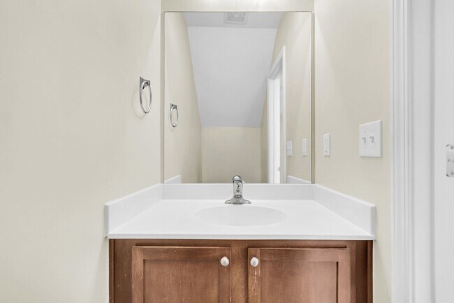 Building Photo - Easy, Modern Comfort in a Prime Charleston Location!