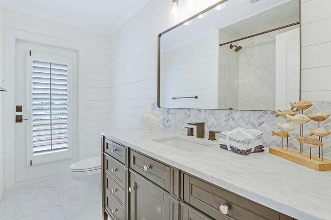 Building Photo - 9 W Riverside Dr