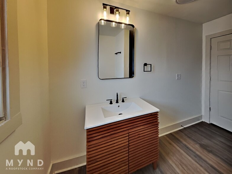 Building Photo - 1724 Woodlawn Ave