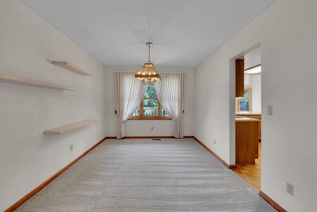 Building Photo - 7 Boxwood