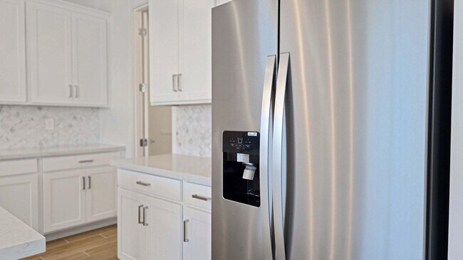 Building Photo - 17863 W Elm St