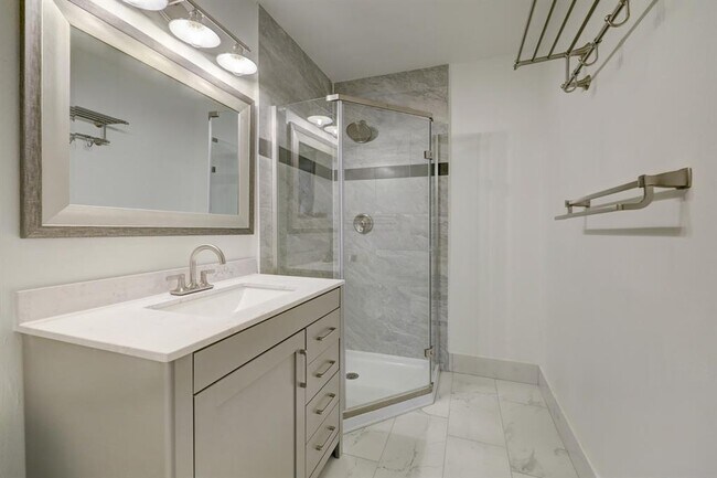 Building Photo - 6326 Chevy Chase Dr
