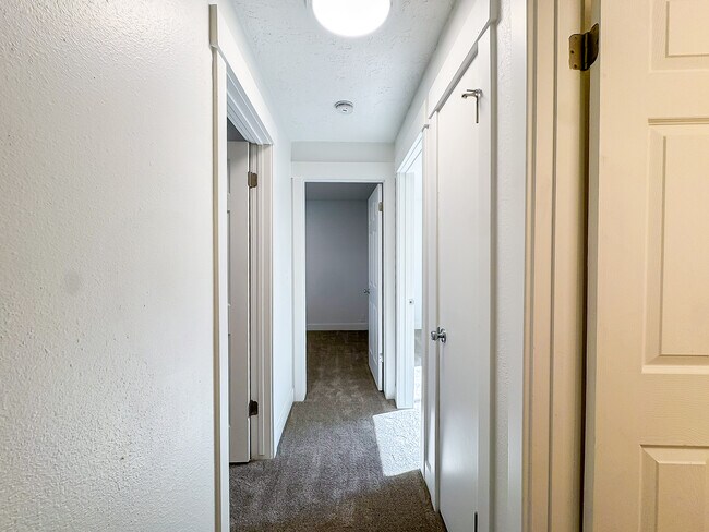 Building Photo - 1340 E Navajo Dr