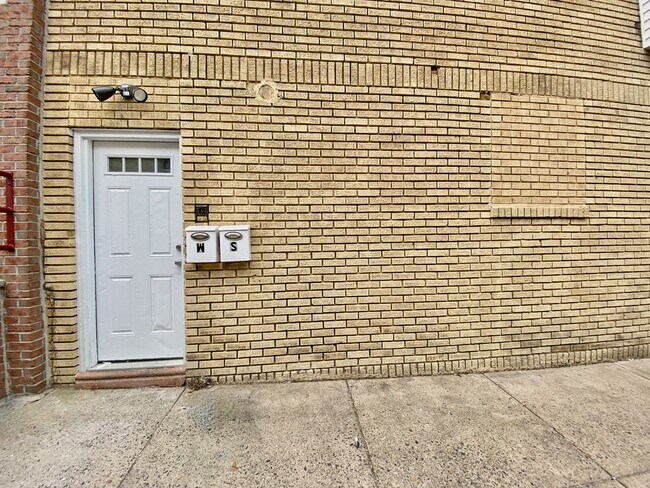 Building Photo - 2626 S Watts St.