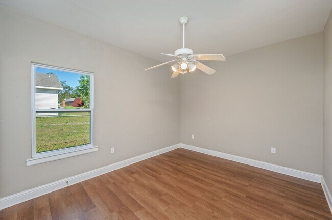 Building Photo - 3 bedroom 2.5 bathroom