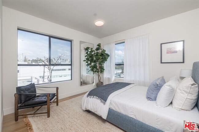 Building Photo - 1822 Overland Ave