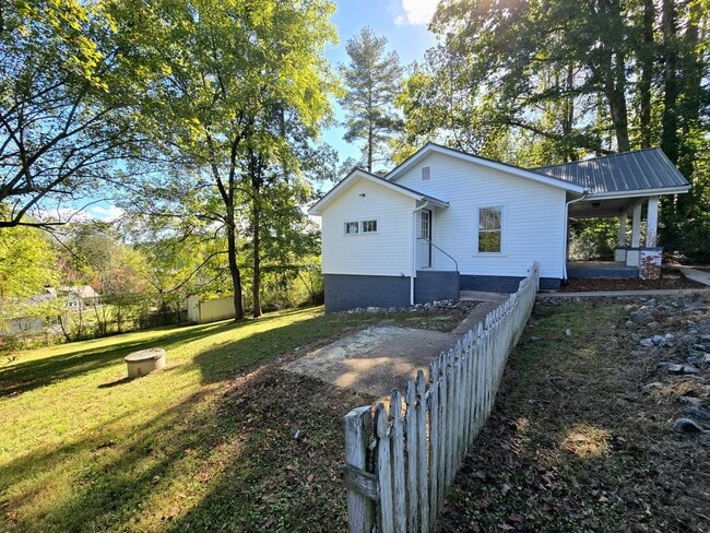 Building Photo - Cozy Lenoir 2/1 Bungalow with Fenced Yard on Cul-de-Sac