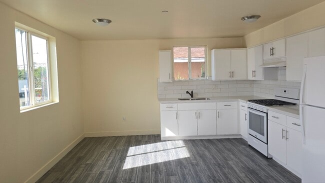 Building Photo - All Bed& Bath at 1st ,2 car Assigned Parking Space at back with access alley,tile &laminate floor...
