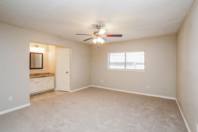 Building Photo - 17927 Lake Manor Dr