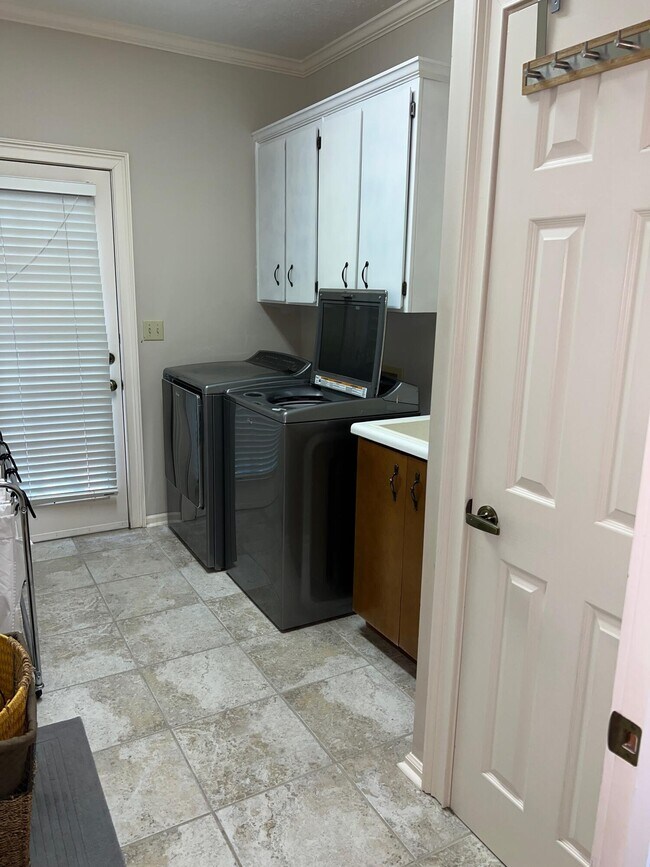 Building Photo - 126 Dewberry Ln
