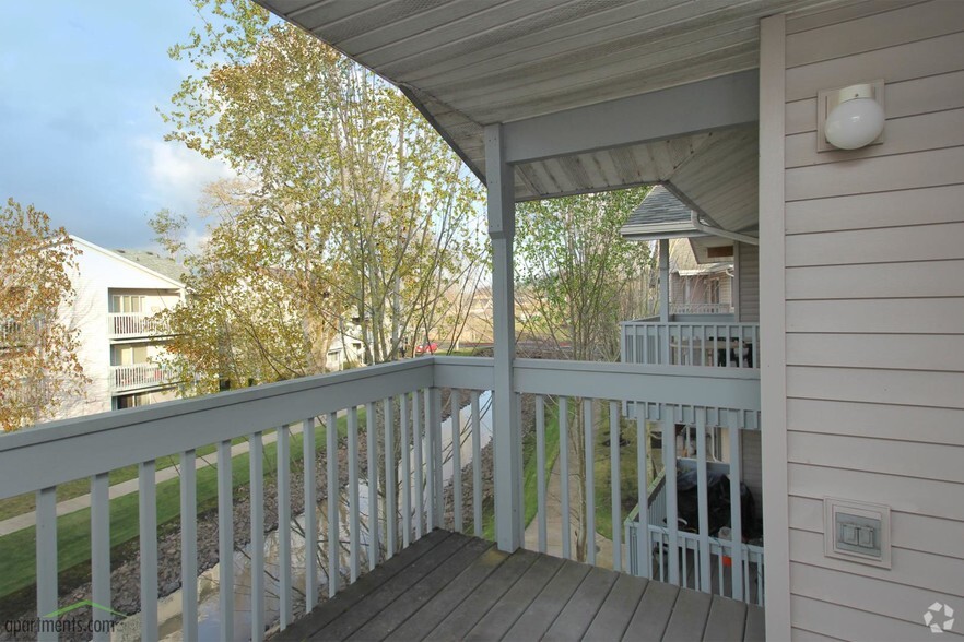 Outdoor Area - Knox Butte Apartments