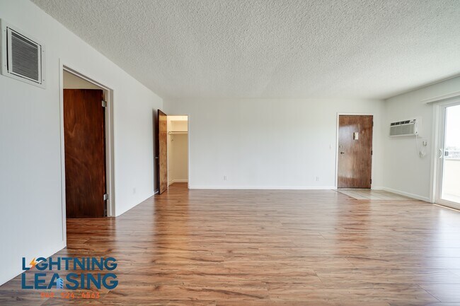 Building Photo - 17346 Burbank Blvd