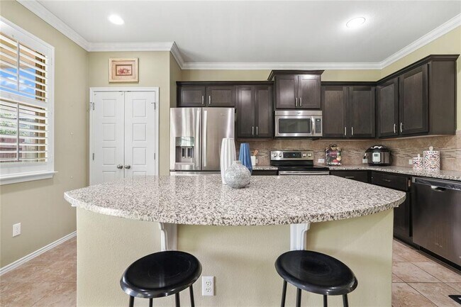 Building Photo - 204 Sawtooth Dr