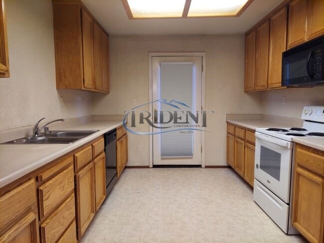 Building Photo - Small pet friendly duplex with front yard landscaping included