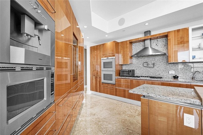 Building Photo - 16051 Collins Ave