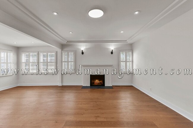 Building Photo - Contemporary Style 5bed/5bath Home with Ad...