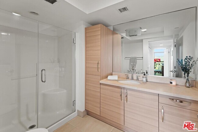 Building Photo - 13650 Marina Pointe Dr