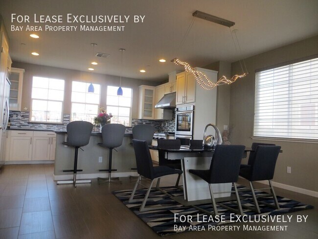 Building Photo - Scenic and Modern 4BR/3.5BA Townhouse, 186...