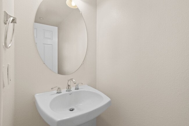 Building Photo - Act Fast: Charming Townhome in Central San...